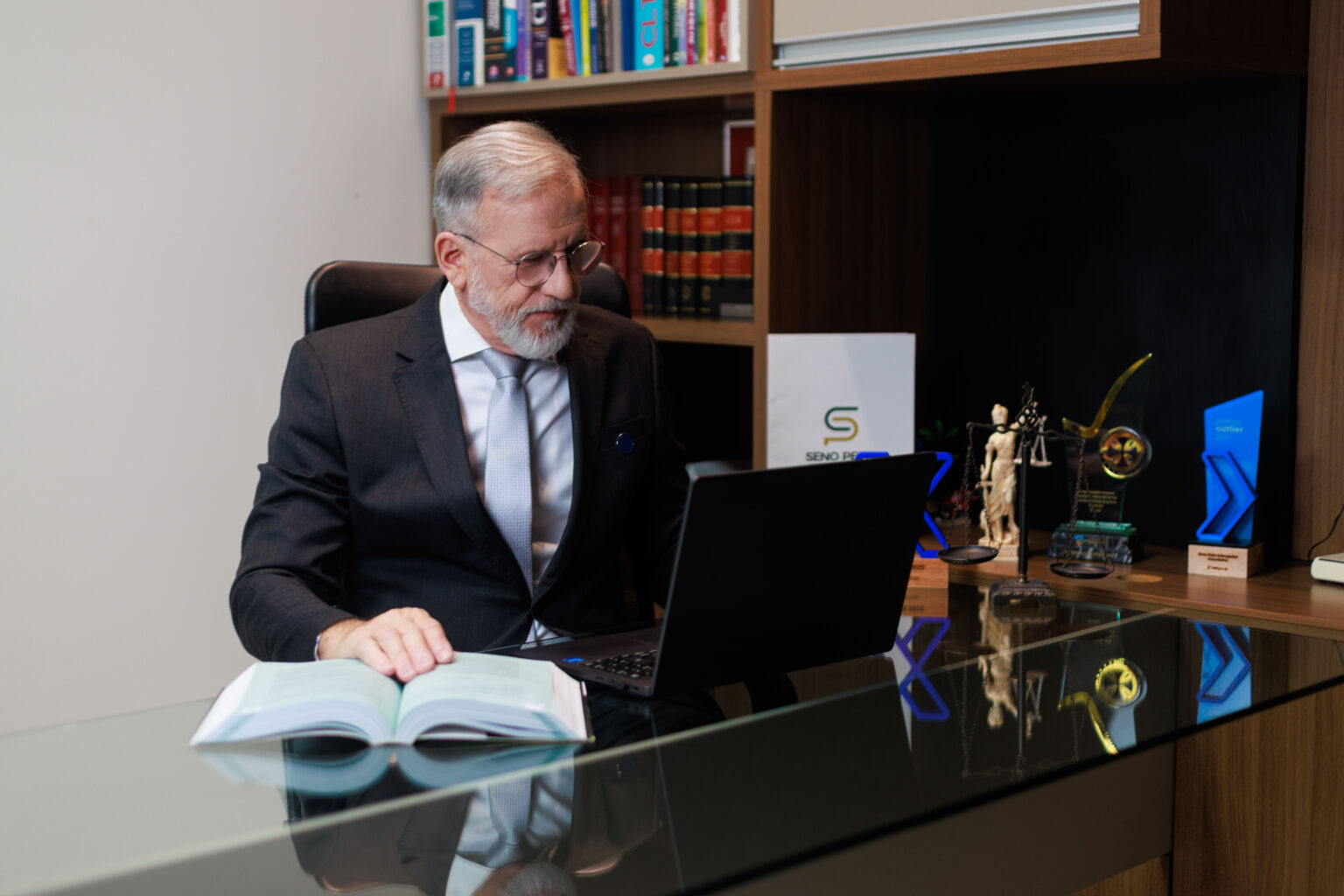 Advogado em atendimento no escritório Seno Petri