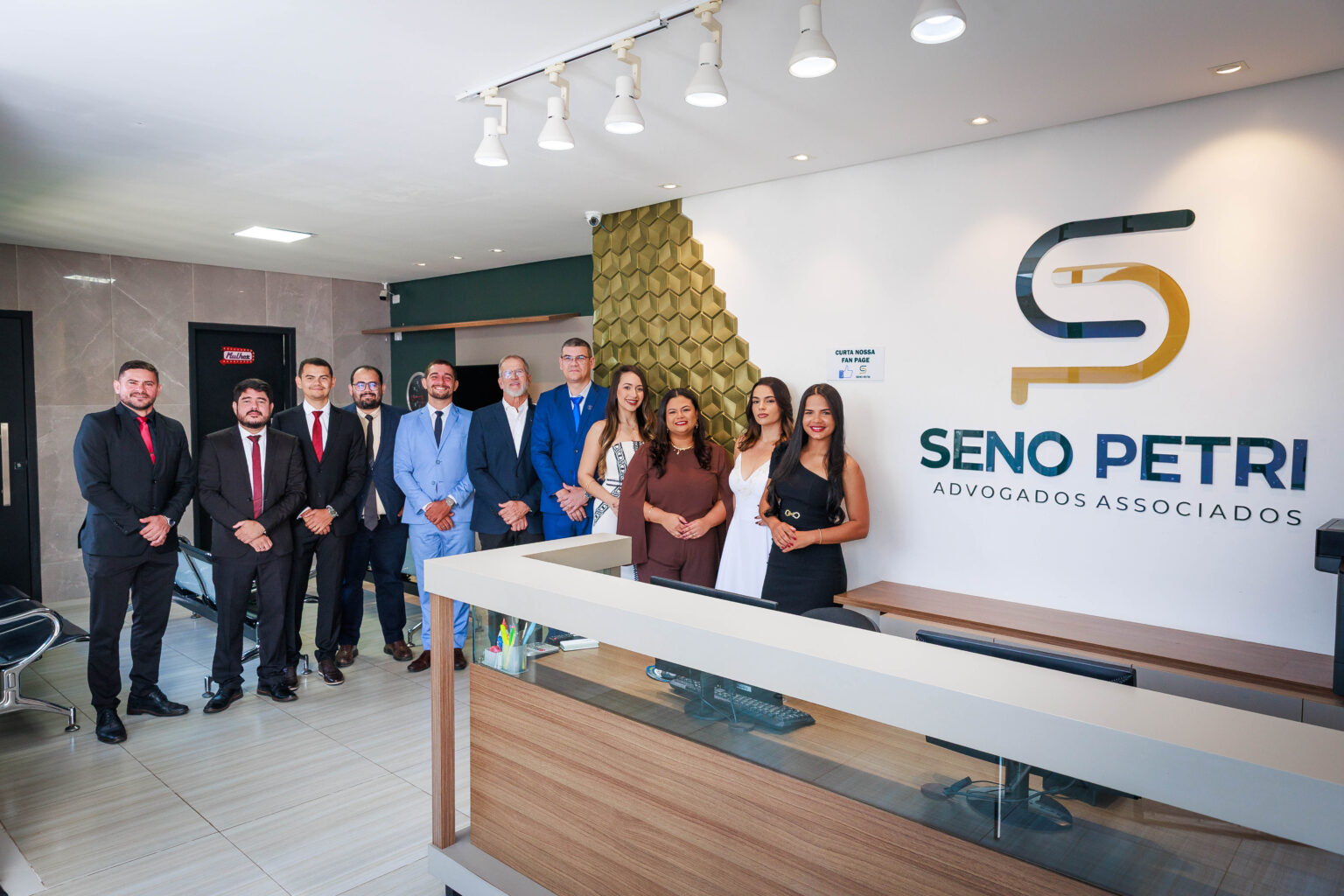 Equipe do escritório Seno Petri na recepção